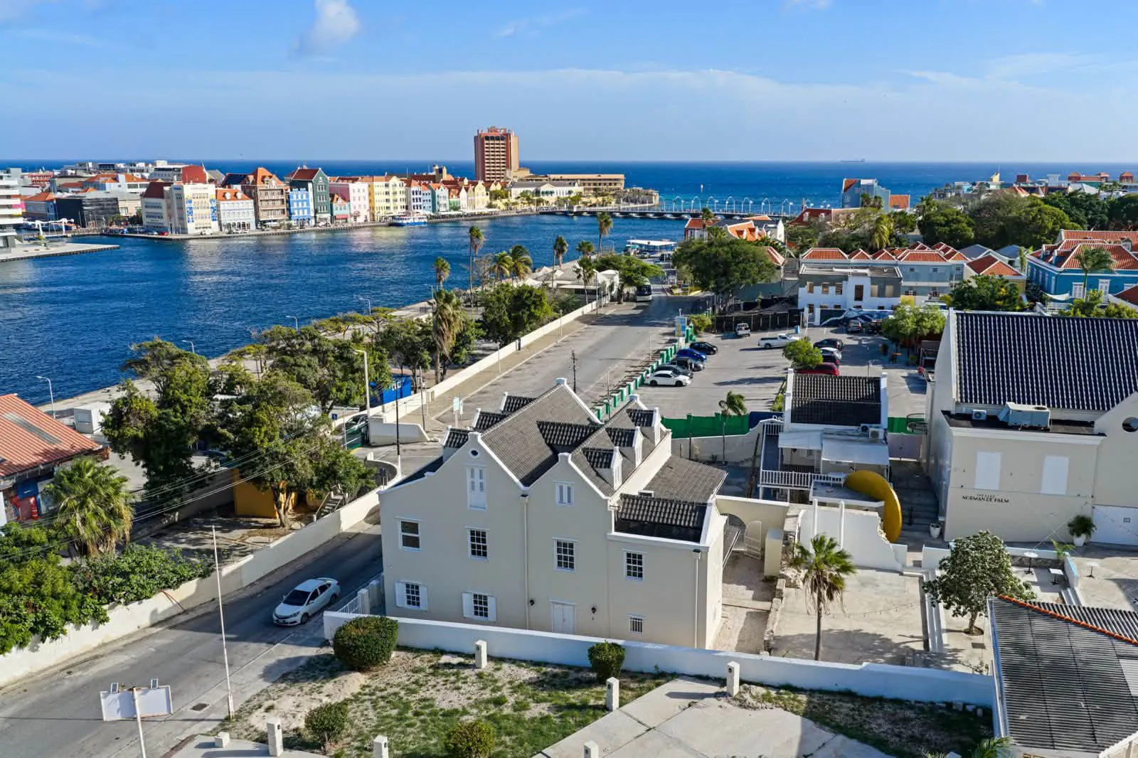 Karakteristieke commerciële ruimte te huur in monumentaal pand in Otrobanda, Curaçao