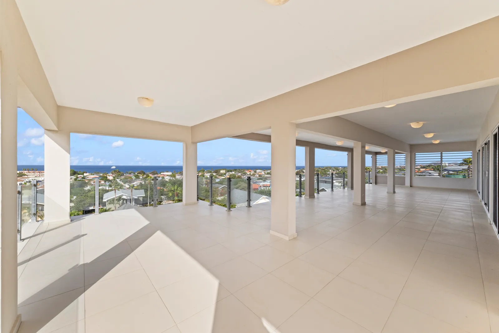 Ruim 3-slaapkamer appartement op de eerste verdieping te huur bij Mambo Beach met prachtig uitzicht | La Privada Resort Curaçao, foto 6