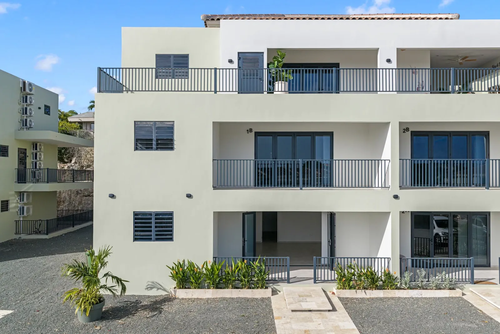 Modern nieuwbouwappartement te huur nabij Mambo Beach Curaçao. Wonen op loopafstand van Mambo Beach, met padelbanen direct tegenover het resort!