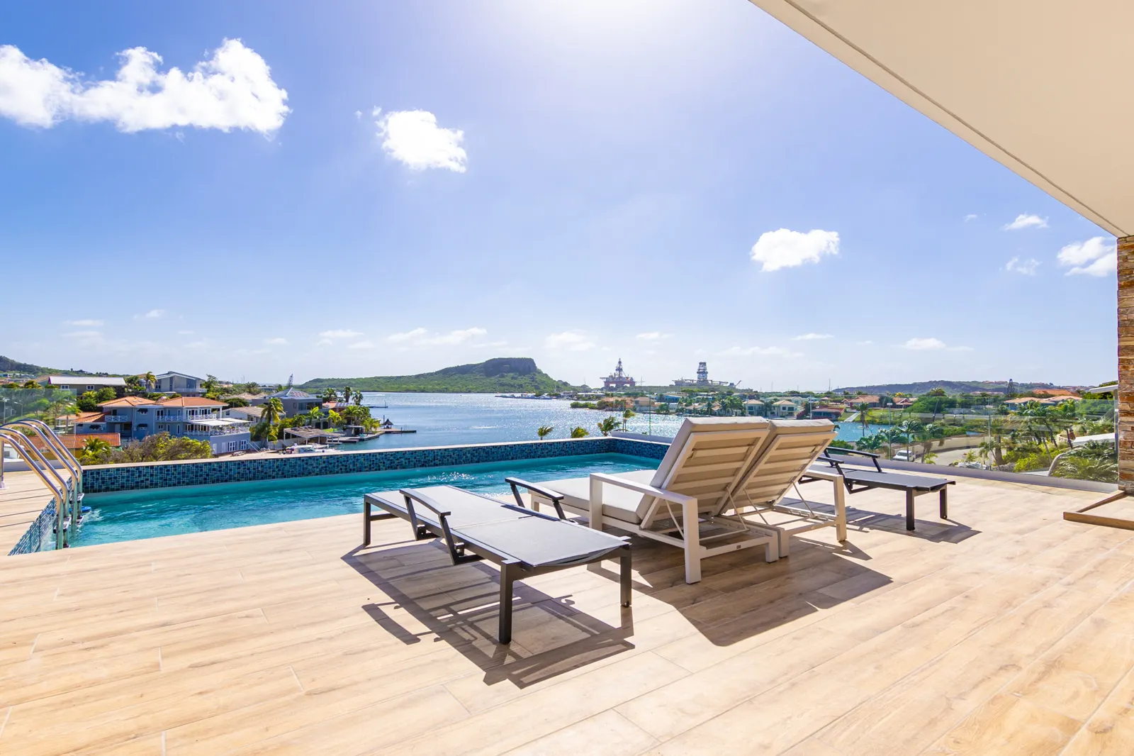 Exclusieve Villa met Zwembaden en 2 Appartementen te Koop in Jan Sofat Curaçao