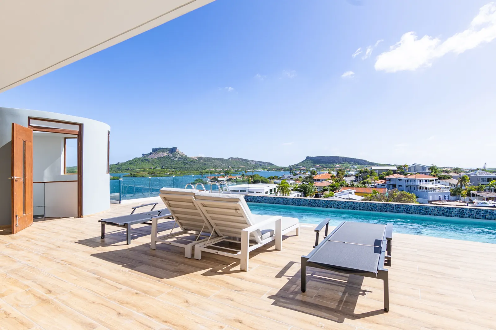 Exclusieve Villa met Zwembaden en 2 Appartementen te Koop in Jan Sofat Curaçao, foto 2