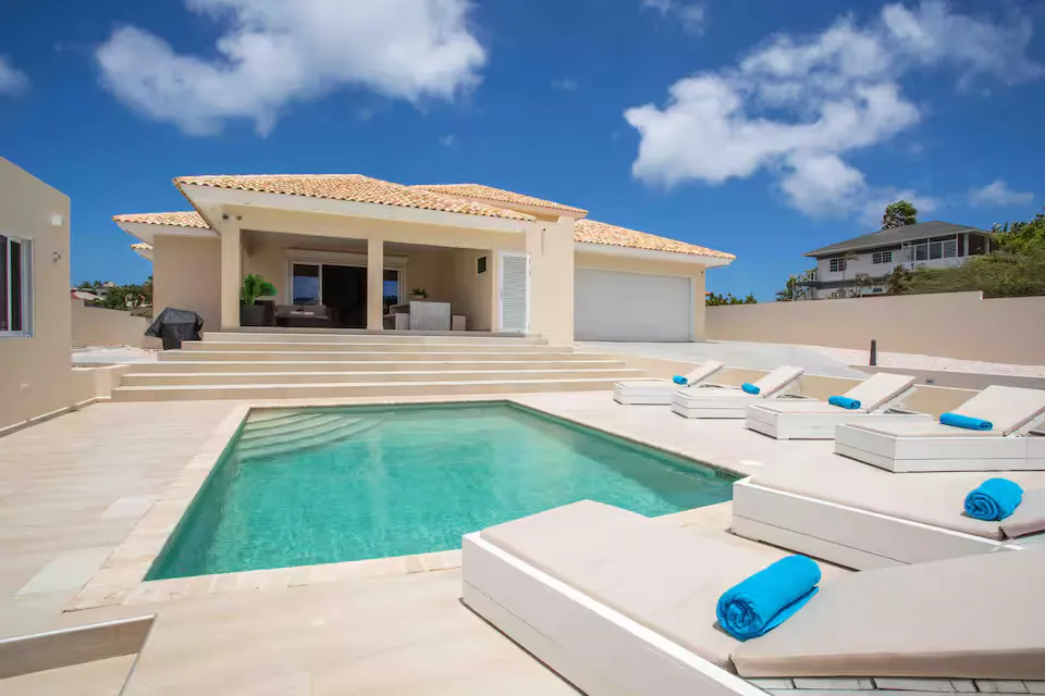 Luxe vakantievilla met privézwembad en ligbedden in Jan Thiel