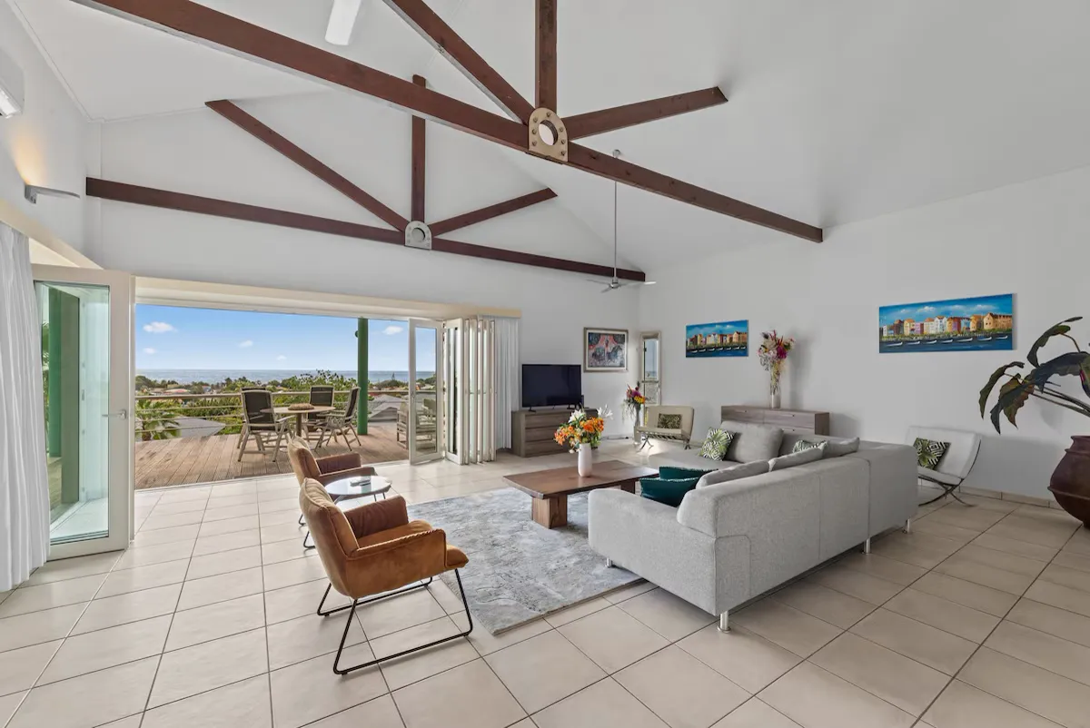 Villa met Zwembad op Loopafstand van Mambo Beach