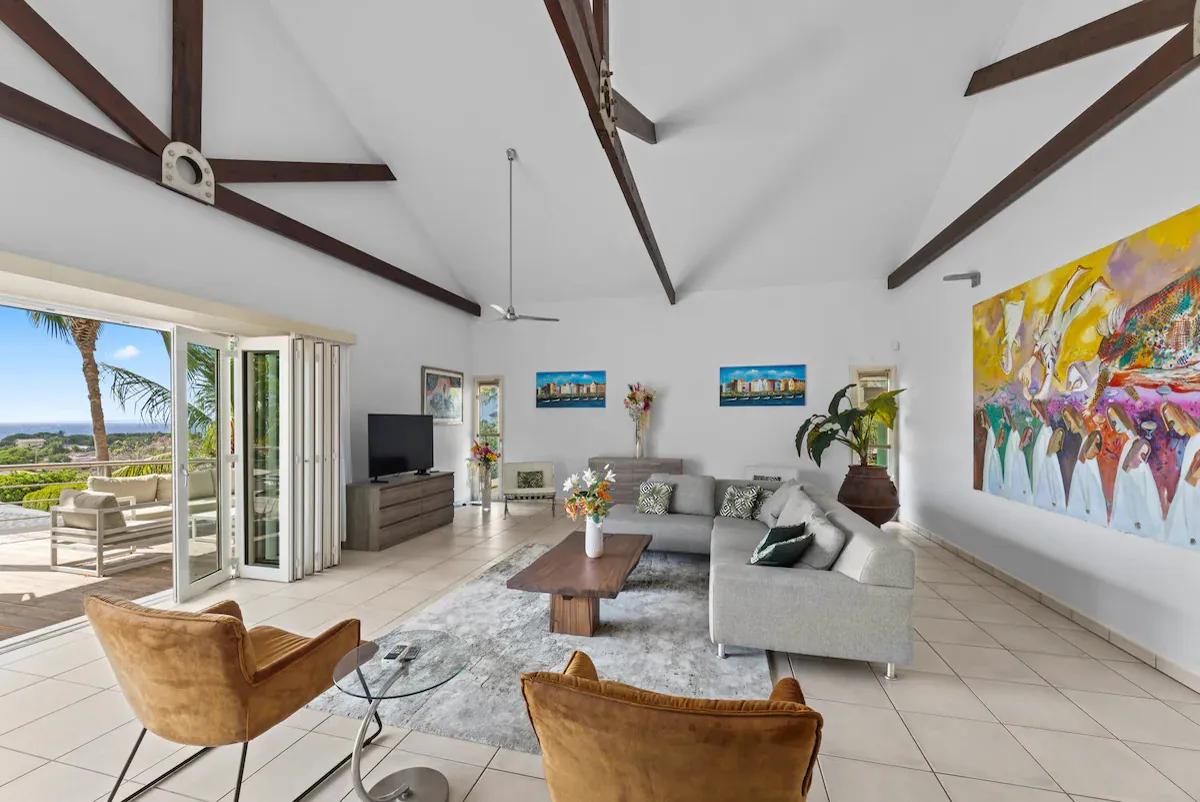 Villa met Zwembad op Loopafstand van Mambo Beach, foto 2