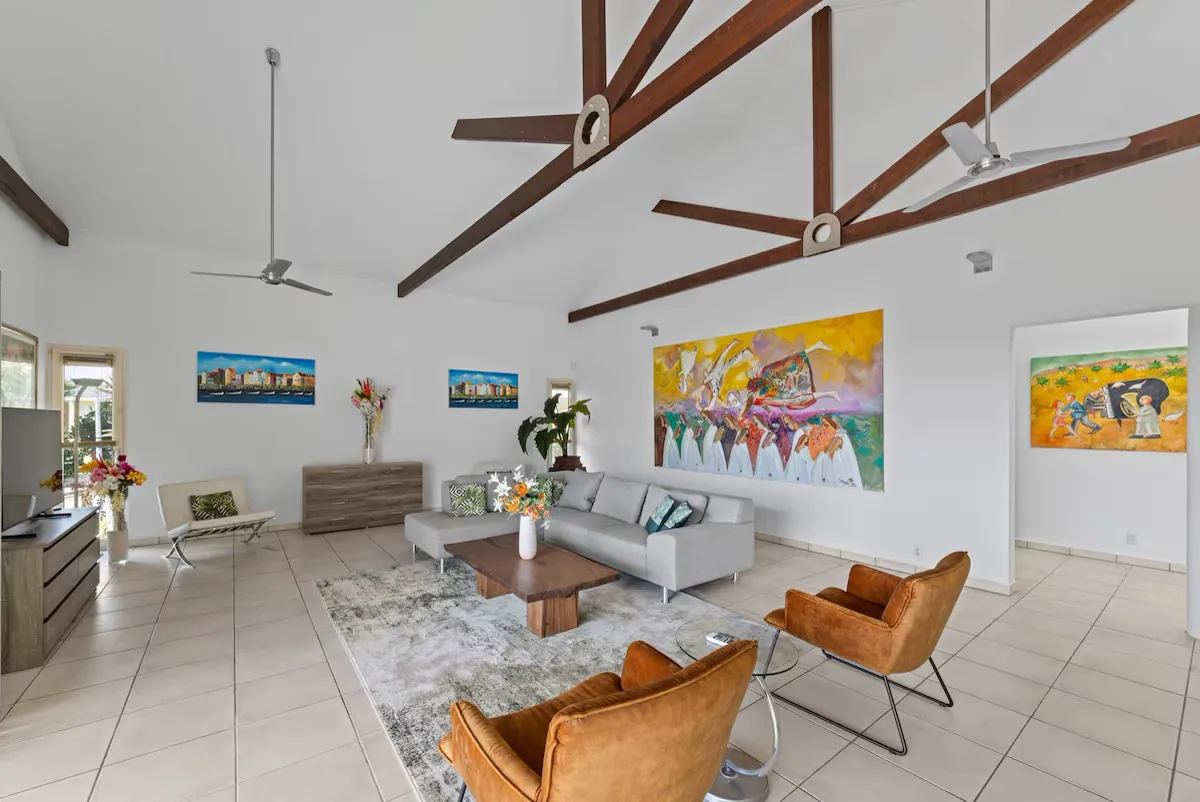 Villa met Zwembad op Loopafstand van Mambo Beach, foto 6
